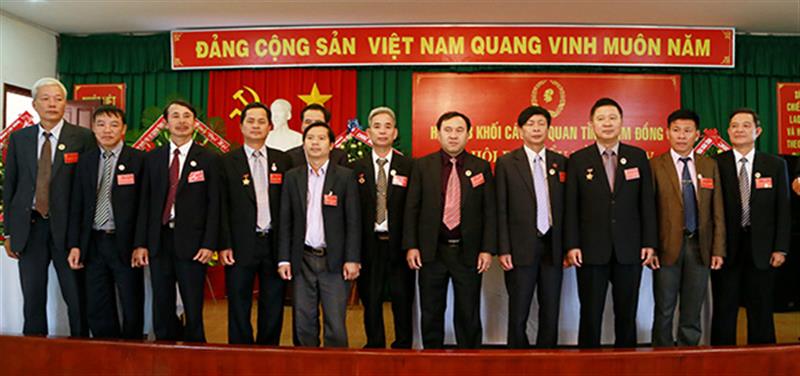             Các đồng chí trúng cử trong Ban Chấp hành nhiệm kỳ 2017-2022 ra mắt Đại hội