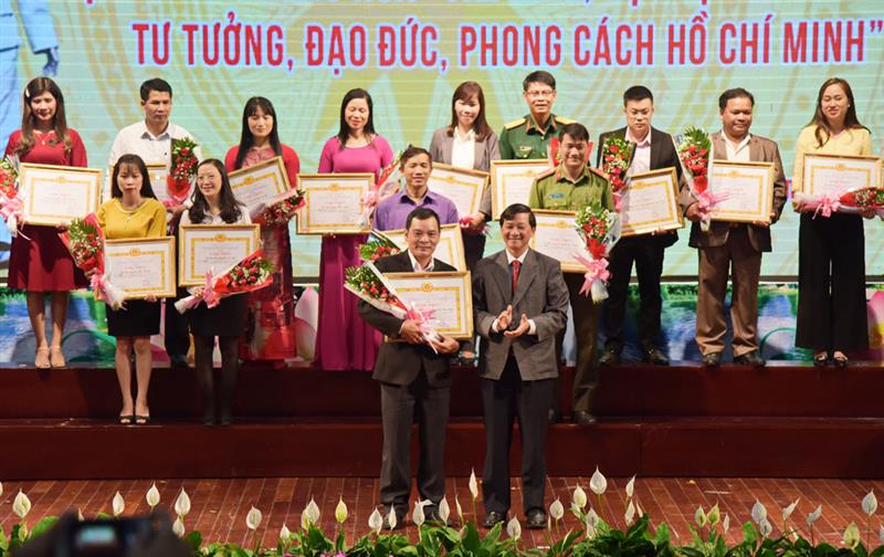 Đồng chí Trần Đức Quận – Phó Bí thư Thường trực Tỉnh uỷ, Chủ tịch HĐND tỉnh trao giải Nhất cho đơn vị Đảng uỷ Khối Các cơ quan tỉnh