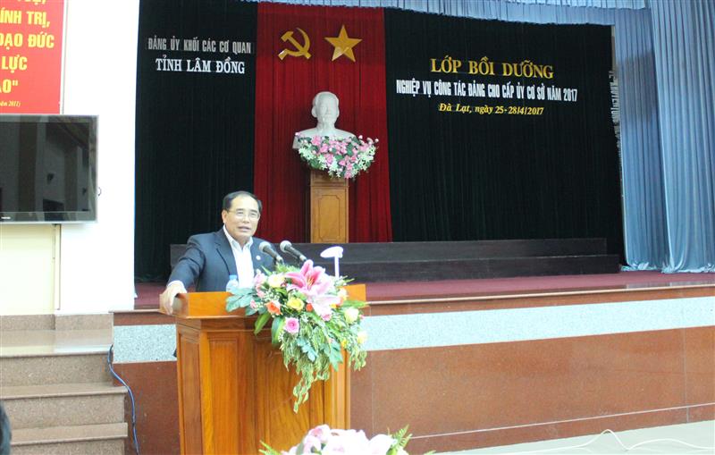 Đc Vũ Kim Sinh - Tỉnh ủy viên, Bí thư Đảng ủy Khối các cơ quan tỉnh phát biểu khai giảng lớp bồi dưỡng nghiệp vụ cấp ủy cơ sở