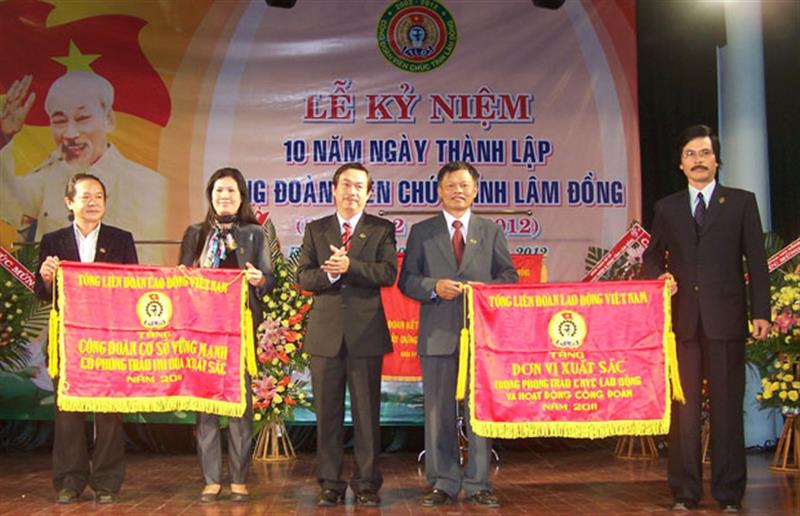 Đồng chí Thái Văn Thịnh-Phó Chủ tịch LĐLĐ tỉnh trao Cờ của Tổng LĐLĐ Việt Nam tặng CĐVC tỉnh và CĐCS Sở KH&CN.