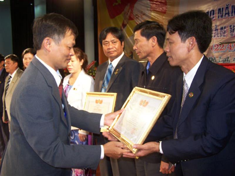 Đồng chí Nguyễn Đỉnh Hòe - Chủ tịch CĐVC tỉnh trao Bằng khen của CĐVC Việt Nam tặng các cá nhân tiêu biểu.
