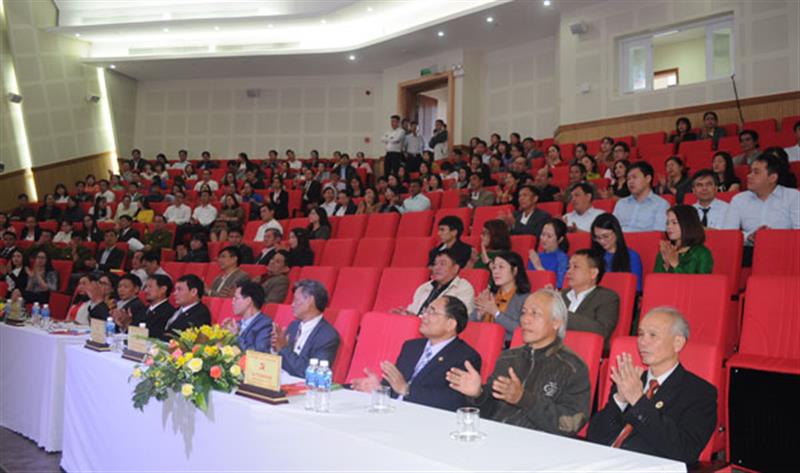 Các đại biểu tham gia lễ khai mạc hội thi
